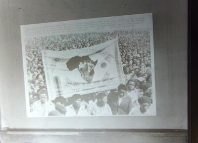 Schwarzweiß Negativ Beerdigung Apartheidopfer für weitere Fotos nach unten scrollen