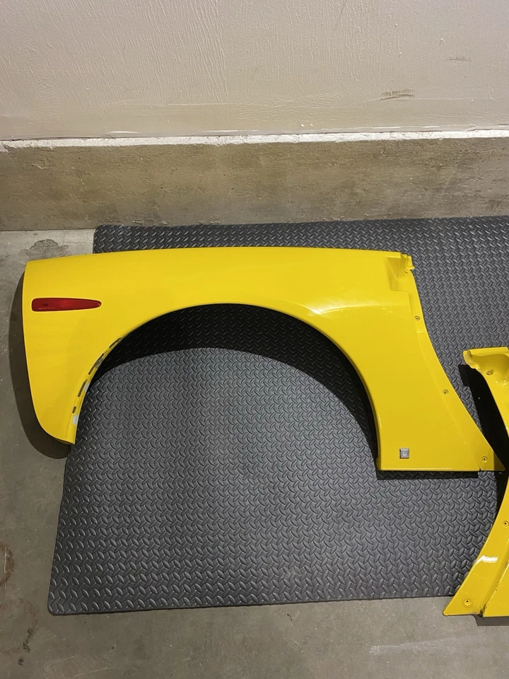Guardabarros trasero izquierdo (D) y derecho (P) Corvette C6 2005-2013 OEM cuarto amarillo Foto 3 de 4