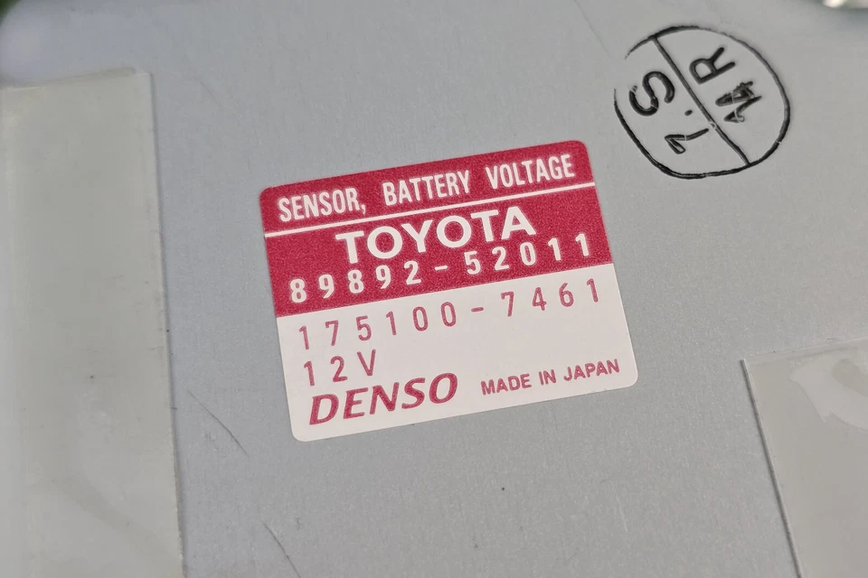 Sensor de voltaje de batería híbrido Toyota Prius C 2012-2017 89892-52011 con cable OEM Foto 2 de 4