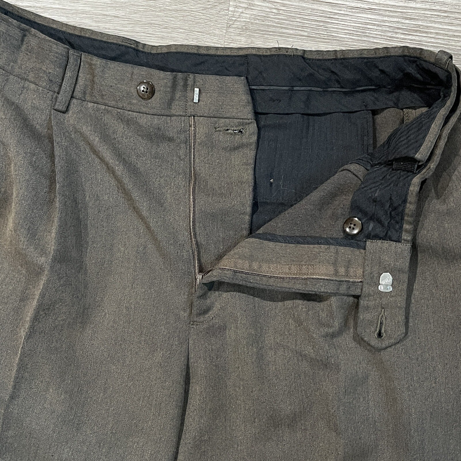 Van Heusen Mens Dress Pants Size 38x30 Pinstriped Pleated Cuffed Brown Pantalon