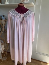 Miss Elaine Classics VTG Robe Pink Nylon Lace Yoke 3/4 Sleeve Button Lace Bodice