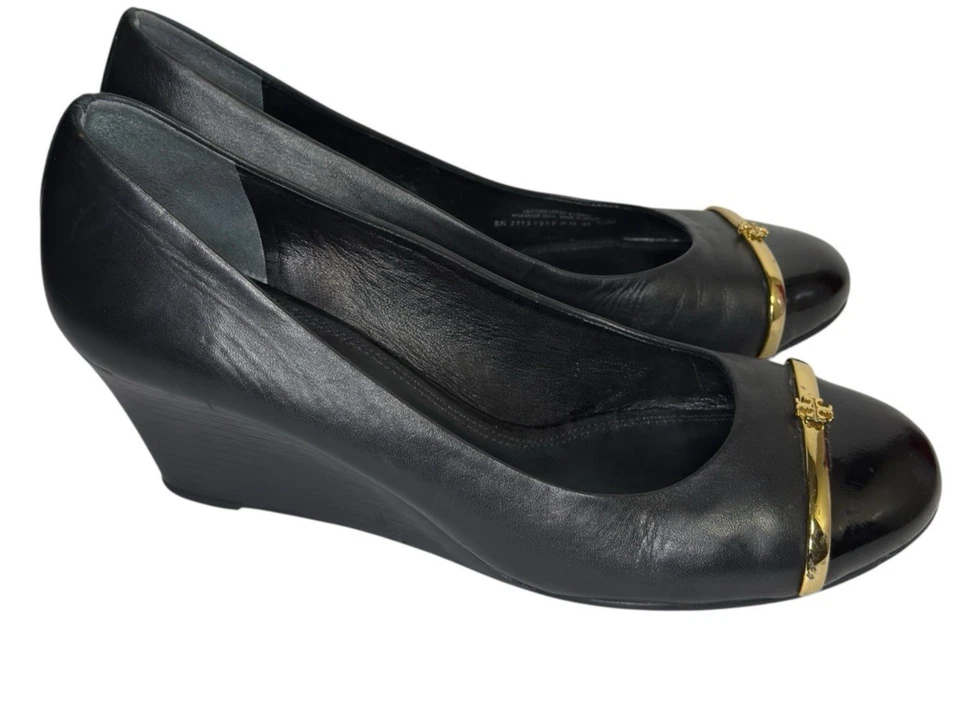 Tory Burch Black Leather Heel Pump Size 10 Gold Logo Patent Cap Toe Wood Wedge - Image 3 of 4