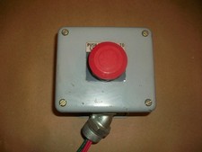 Allen Bradley 800T-FXD4 Estop w/ Enclosure E-D1PB2 USED