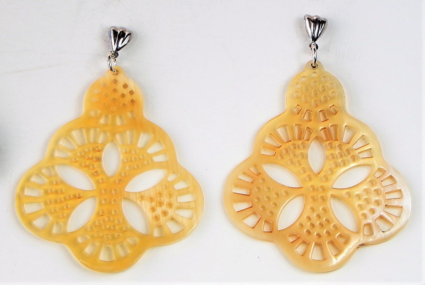 VHER138W EARRING 1 PAIR HANDMADE FROM ORGANIC BUFFALO HORN