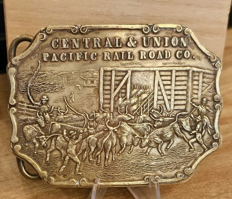 Vintage UNION & PACIFIC RAILROAD BRASS BELT BUCKLE STOCKYARD TRAIN SCENE