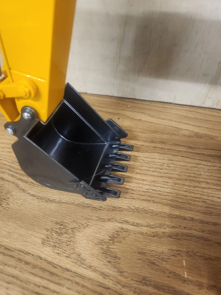 Top Race RC Excavator FOR PARTS PLEASE READ TR-211 Remote battery instruction - Image 3 of 4