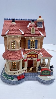 Lemax Harvest Crossing  Lamplighter Inn  45748 Retired 2014 RARE And NEW !