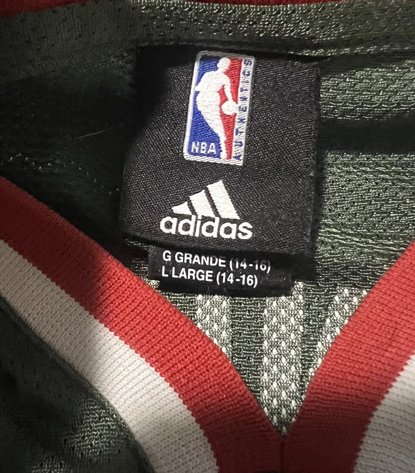 Camiseta deportiva vintage Adidas Milwaukee Bucks Brandon Jennings #3 para niño talla grande Foto 3 de 4