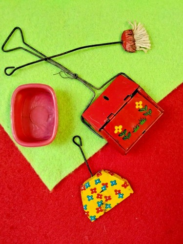 Vtg Miniature Tin Litho Dollhouse🏠 Sweeper, Dustpan, Mop, Pan~Sweet & Colorful! - Picture 3 of 7
