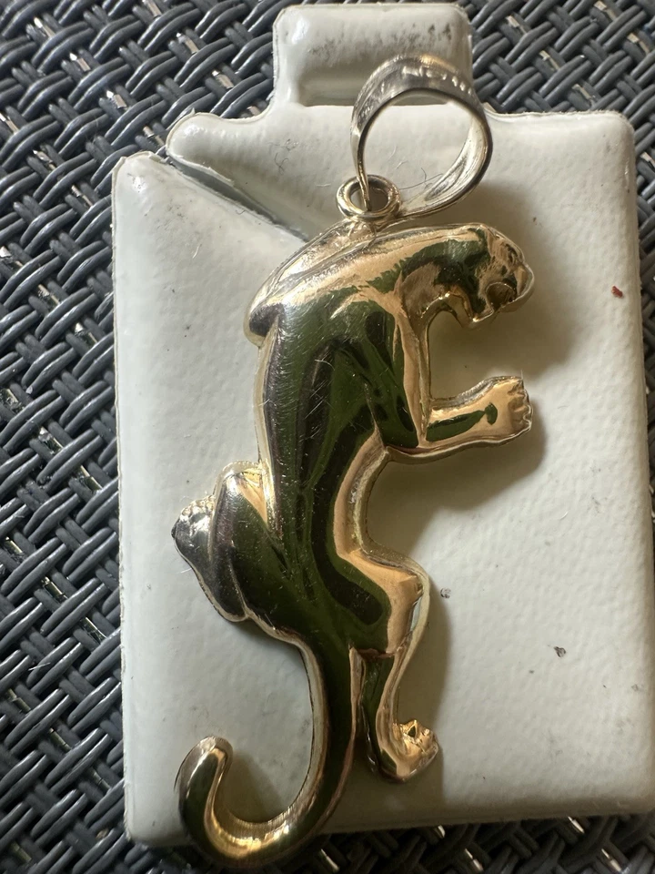 Colgante pantera de oro amarillo macizo de 10K  Foto 2 de 4