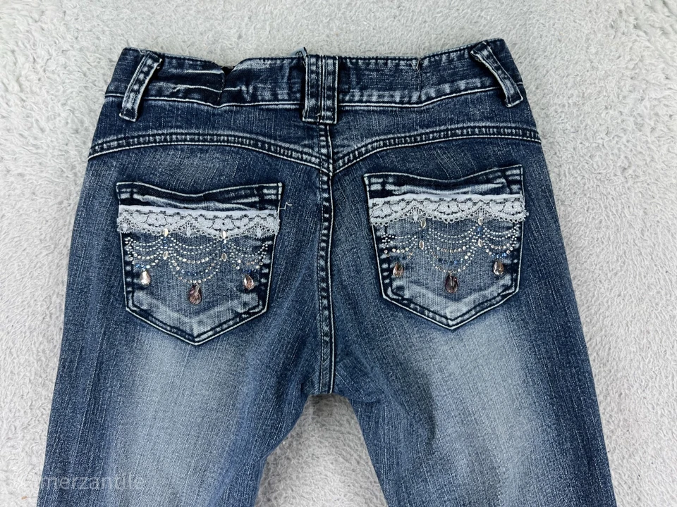 Pantalones de mezclilla 6th Avenue para mujer azules medianos corte botín adornados encaje brillante Foto 3 de 4