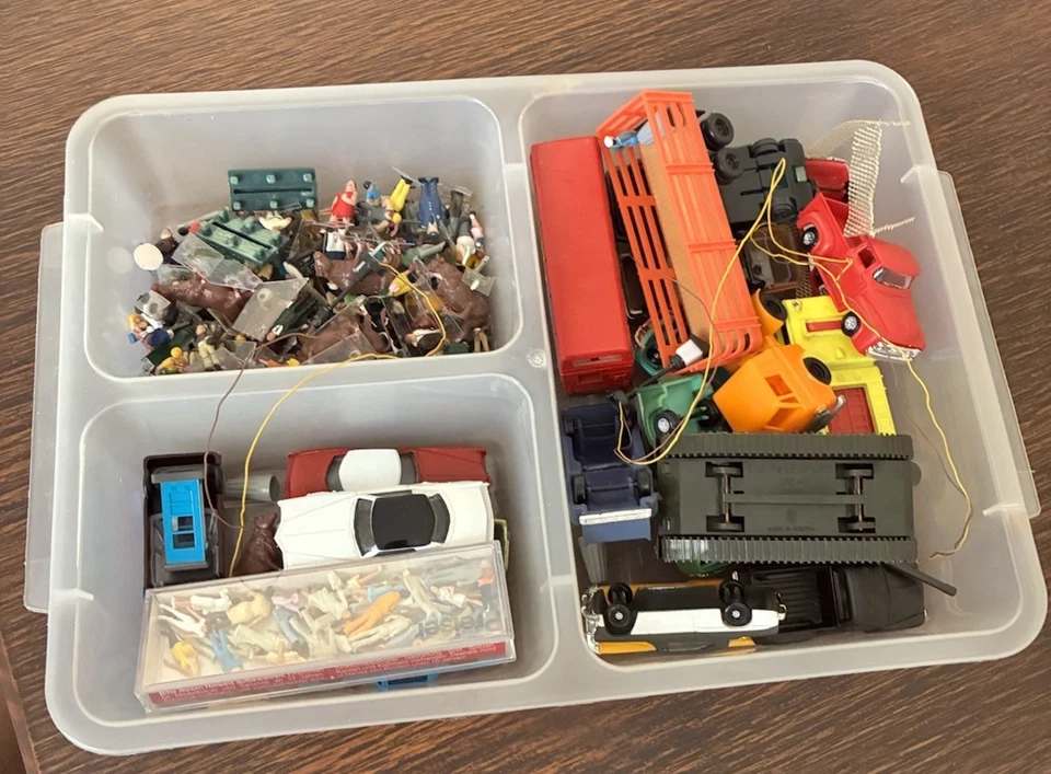 VINTAGE ACCESSORIES (READ) Bachmann, Matchbox, HO SCALE Tank, Ppl, Cars Etc… - Image 2 of 4