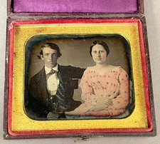 1/6 PLATE DAGUERREOTYPE OF YOUNG COUPLE, LOTS OF HAND COLORING, LATE 1840s