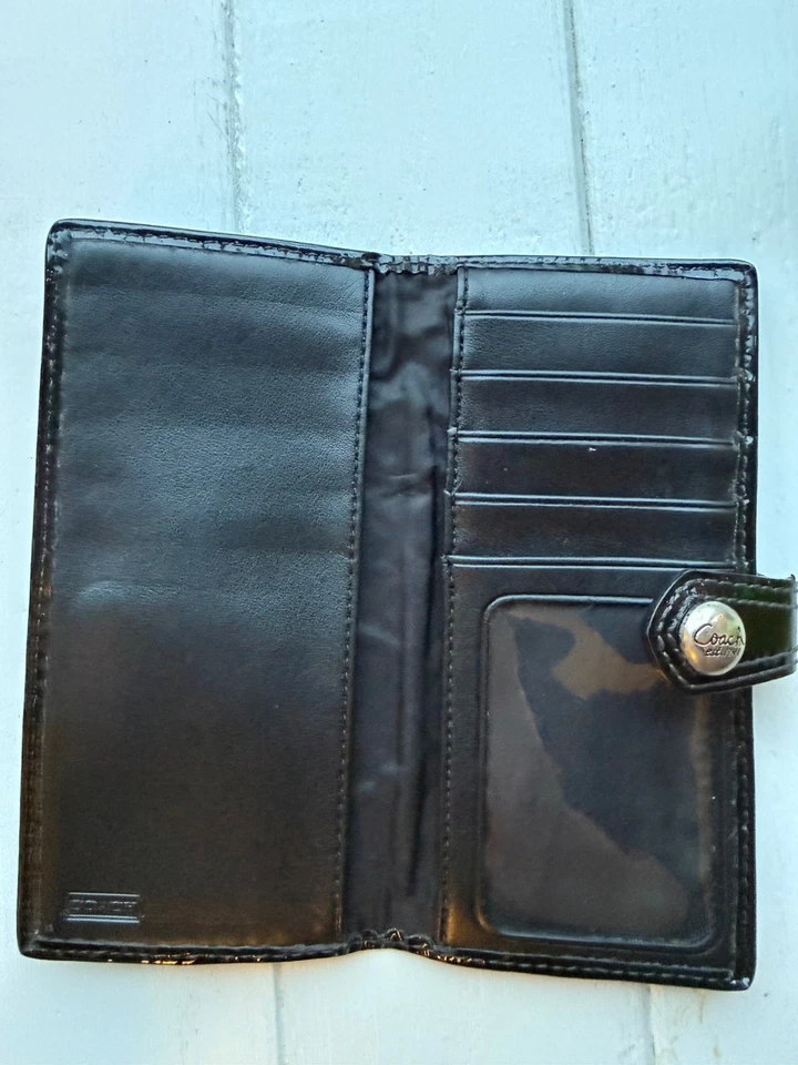 Cartera sobre vintage Coach negra con estampado de firma de cuero/lona charol Foto 3 de 3