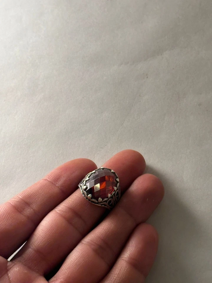Anello Vintage in Argento con Grande Pietra Rossa Taglio Sfaccettato 💍 Elegante - Immagine 4 di 4