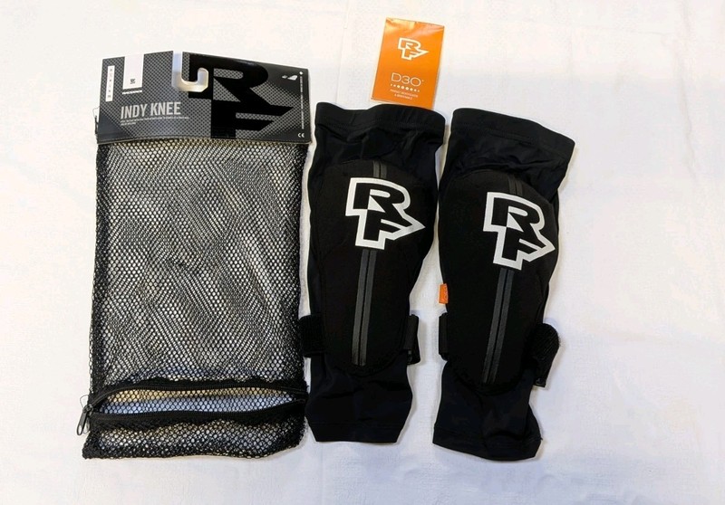 Race Face Indy Knee Stealth D30 Size Small