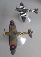 Corgi : 2 x Spitfires, mit Ständer, RAF im Maßstab 1:72. Gebraucht.