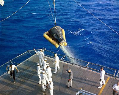 GEMINI 3 SPACECRAFT HOISTED ABOARD THE USS INTREPID - 8X10 NASA PHOTO (AA-637)