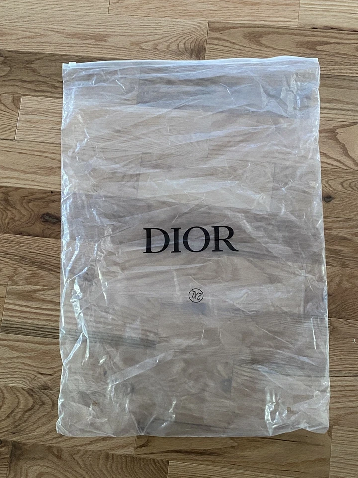 Bolsa de roupas Christian Dior de plástico transparente grande com zíper e selo - Imagem 2 de 4