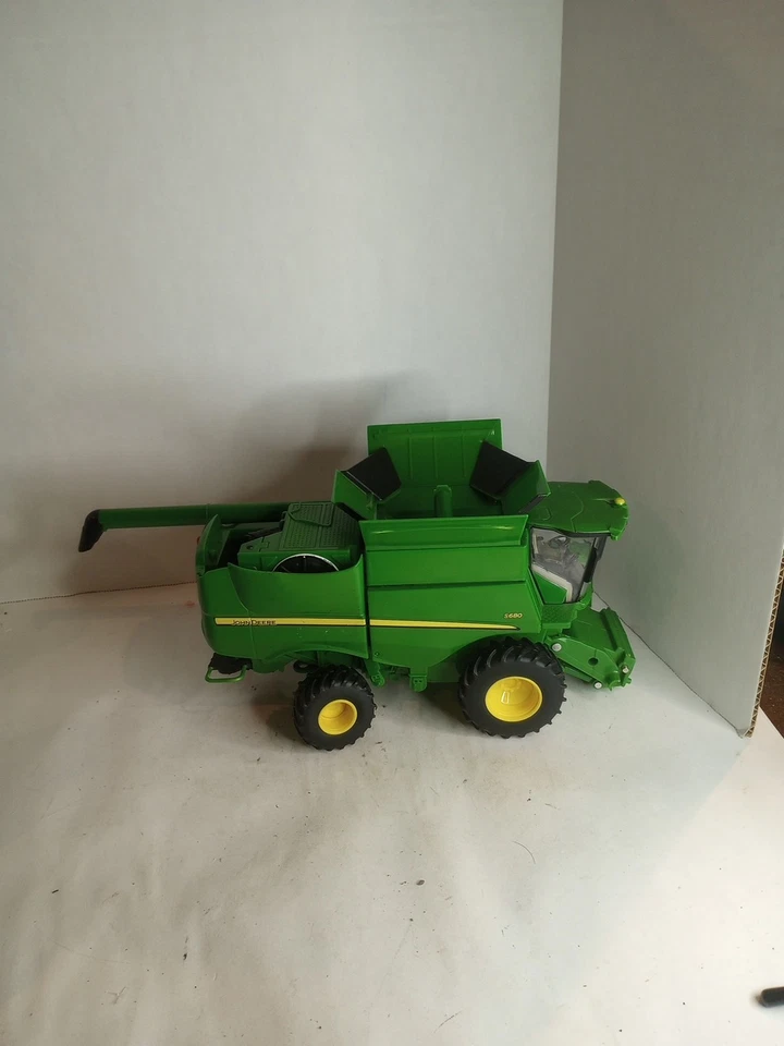 ERTL 1/32 John Deere S680 Combine Without Draper Head 14" AS IS - Image 4 of 4