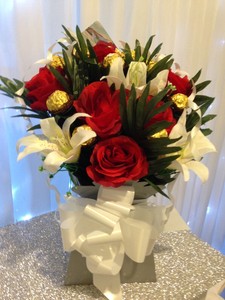 Détails Sur Handmade Ferrero Rocher Chocolat Bouquet De Fleurs De Soie Rouge Roses Et Blanc Lilys Afficher Le Titre Dorigine