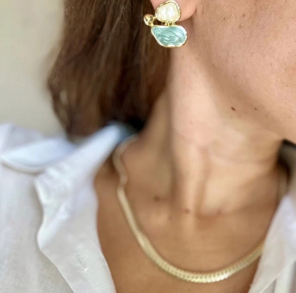 Pendientes geométricos esmaltados en verde bayardo y perla enchapados en oro de 14k joyas para mujer” Foto 3 de 4