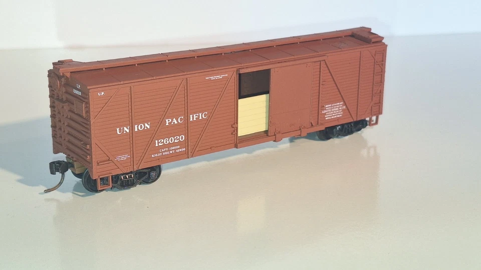 Unbranded, 40' Boxcar, Union Pacific. Good cond. HO Scale. Plastic wheels.No Box - Image 2 of 4