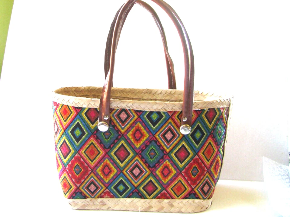 Цветная соломенная сумочка с короткими ручками высотой 8 дюймов, длиной 12 1/2 фута, ЧИСТАЯ, Б/У В ОТЛИЧНОМ СОСТОЯНИИ, легкая для покупок - Изображение 2 из 4