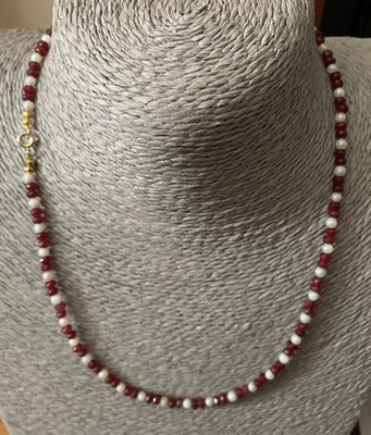 EINZIGARTIGE RUBIN- UND PERLENKETTE AUS 9 KARAT GOLD. NATURSTEINE