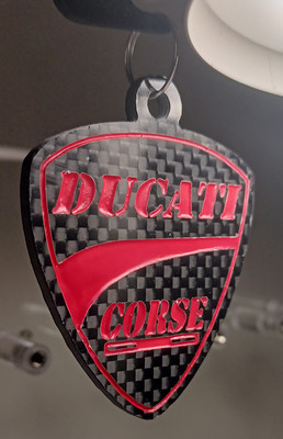 Schlüsselanhänger aus CARBON Modell: Ducati Größe: 48 x 60 mm