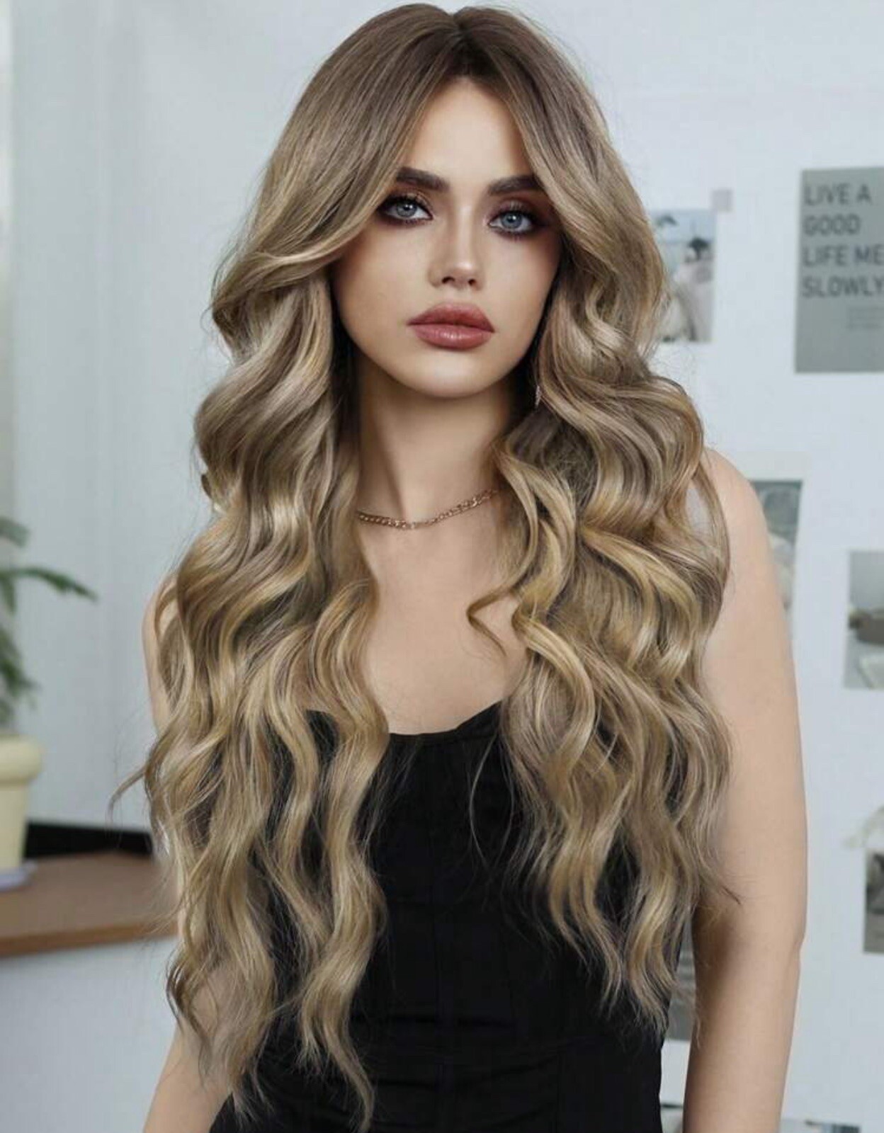 Perruque synthétique longue blond foncé à boucles haute résistance et frange