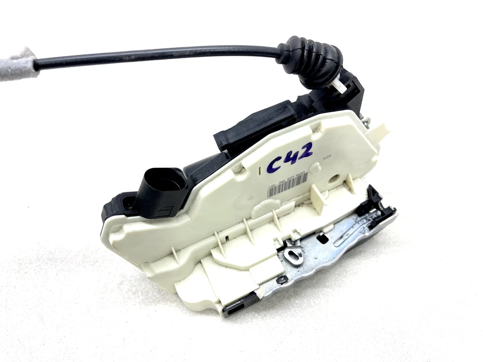 Actuador de cierre de puerta del lado del pasajero delantero derecho Volkswagen Tiguan 2009-2017 Foto 2 de 4