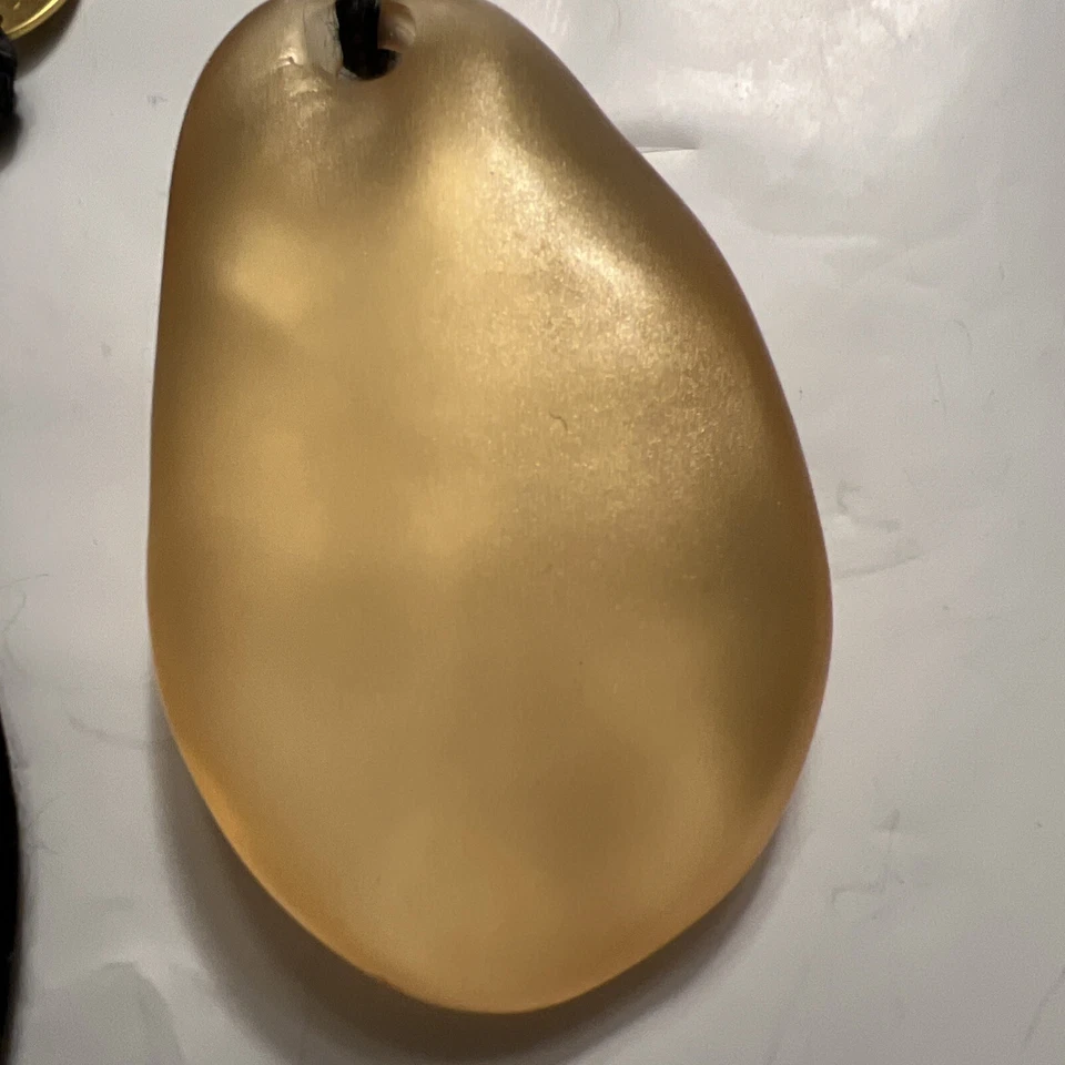 "Collar colgante The Limited Lrg color ámbar mate satinado tono dorado 36"" cordón negro" Foto 3 de 4