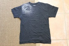 Camiseta propiedad y usada por Slash of Guns N' Roses y revólver de terciopelo guitarra Axl Duff