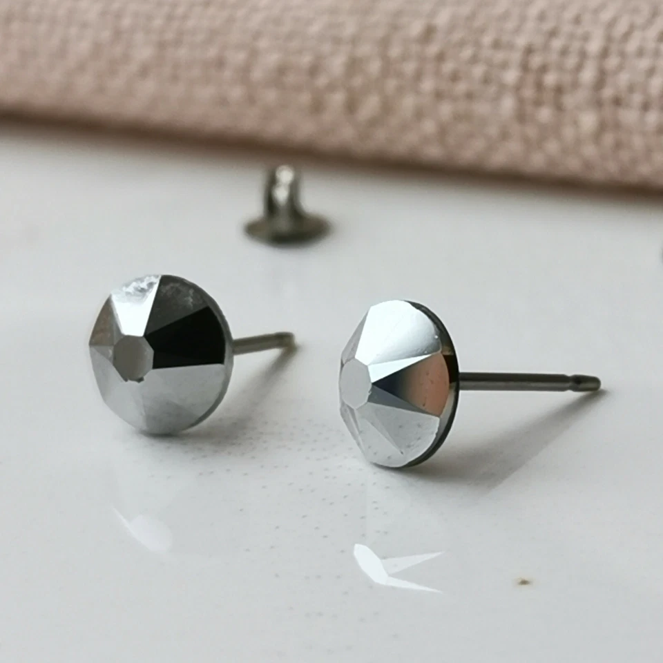 Aretes efecto cromo plateado 6,5 mm. Hecho con titanio libre de níquel. Foto 3 de 4