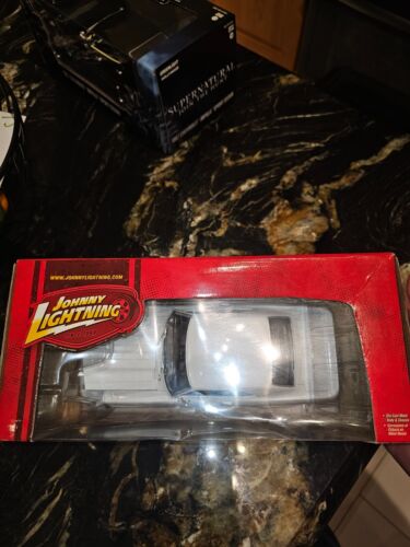 JOHNNY LIGHTNING 2009 WHITE LIGHTNING 1 :24 SCALE '69 CHEVY CAMARO Z28 MIB VHTF - Picture 4 of 8