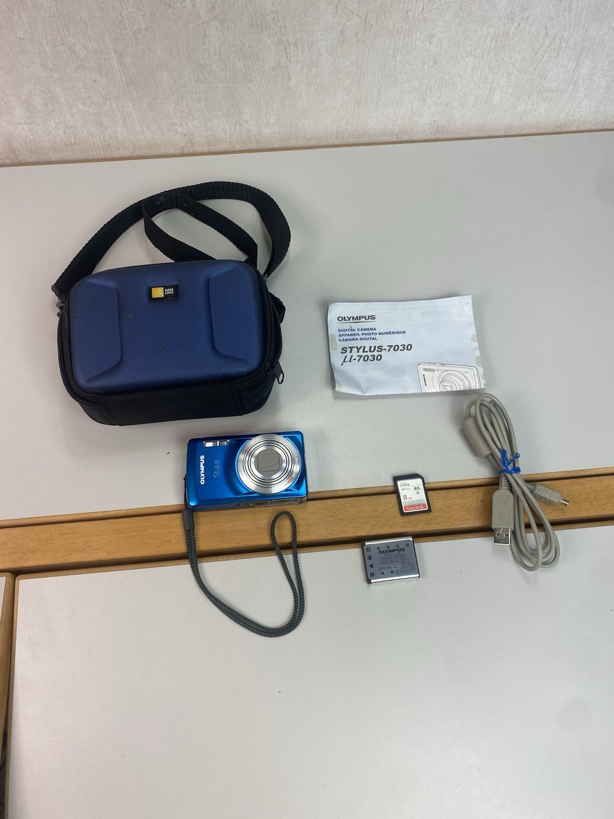 OLYMPUS STYLUS 7030 14MP Digital Camera with 8GB SD Card LCD Dead Spot