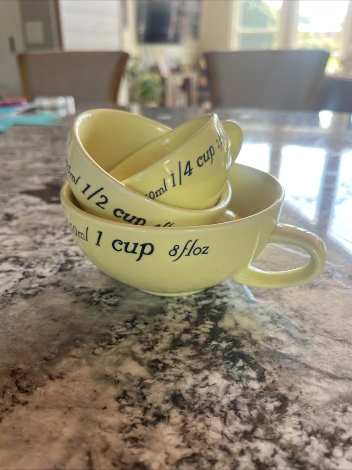 Juego de vasos medidores de cerámica apilables en amarillo Foto 2 de 4