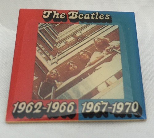 Beatles 30th Anniversary Red / Blue Albums Capitol Records Promo Pin Unused 1994 - 第 1/2 張圖片