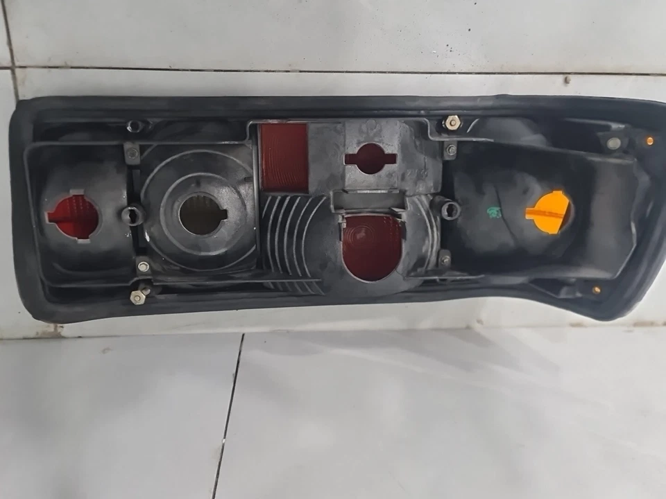 Luz trasera izquierda mercedes-benz 22072 w126 300se 300sd 380se 420se 560sel Foto 4 de 4