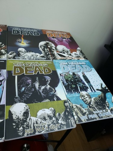 Lot 8 The Walking Dead Softcover Graphic Novel Horror Comic Kirkman - Picture 6 of 10