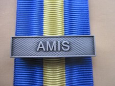 Agrafe  AMIS   ( métal argenté )  pour la Médaille EUFOR
