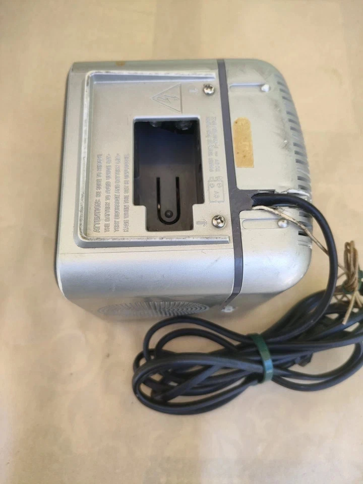 Radio despertador Sony de colección modelo DIGICUBE en funcionamiento