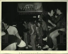1987 Press Photo Syracuse University basketball fans watch game at Sutters Mill