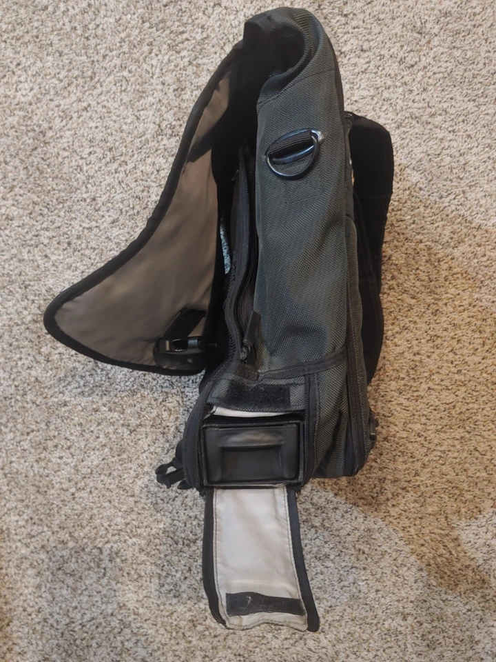 Mochila para portátil Kensington Saddlebag Pro con cajón inferior de plástico duro.  Foto 4 de 4