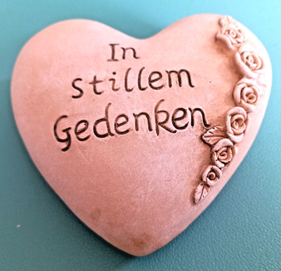 schönes Spruch Herz aus Poly 9,5cm x 9cm Grabschmuck  ''In stillem Gedenken'' neu