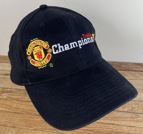 Gorra Manchester United Champions Treble Glory 1999 Oficial Ajustable Negra - Imagen 12 de 17