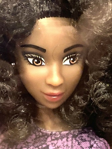 Nuova uscita 2020 AA Afro Curls Fresh Dolls Mia abito viola Barbie bambola EPI💜 - Foto 1 di 7