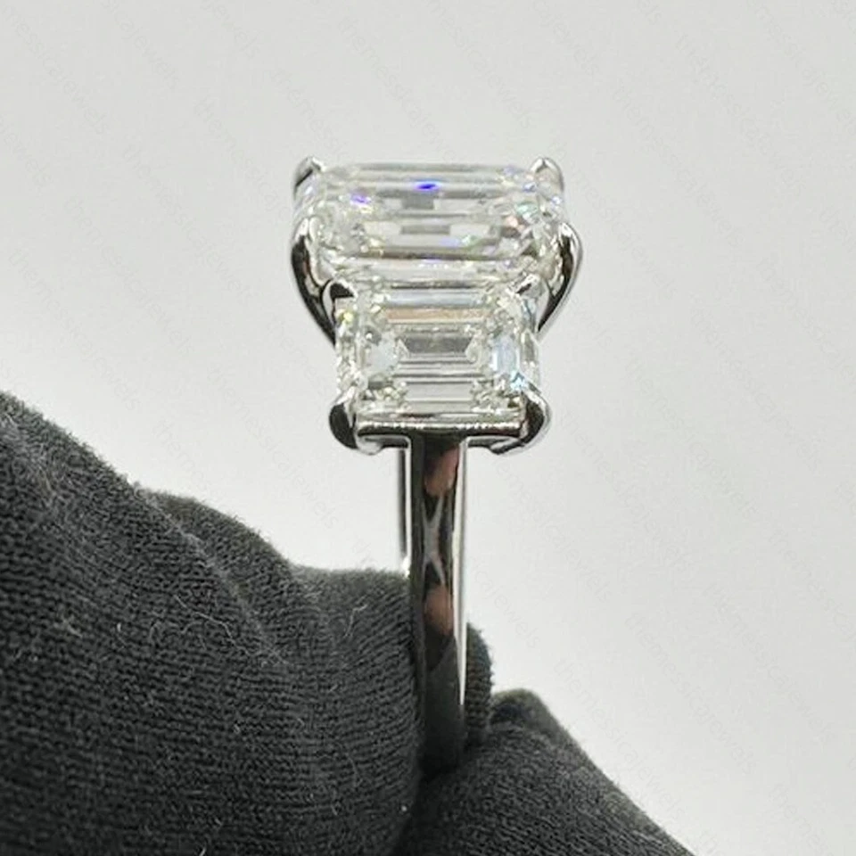 Anillo de compromiso de tres piedras de moissanita talla esmeralda de 7,49 quilates enchapado en oro blanco de 14 quilates Foto 4 de 4