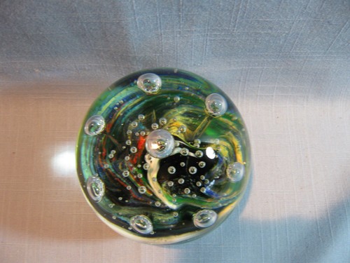 HAND BLOWN GLASS PAPERWEIGHT, CONTROLLED BUBBLES, DYNESTY GALLERY, 3.5" - Picture 9 of 12